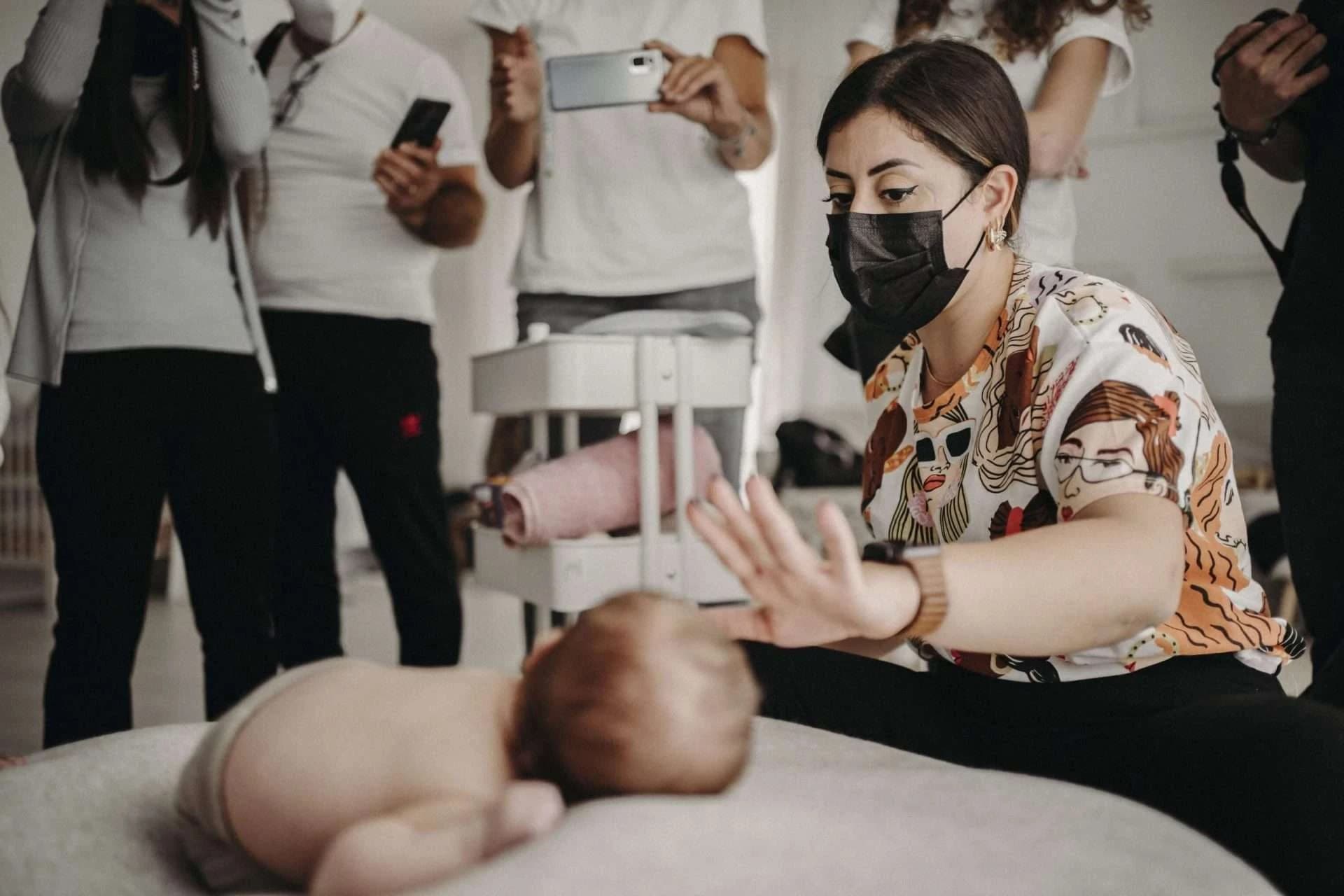 Workshop Newborn Academy durante una sessione pratica
