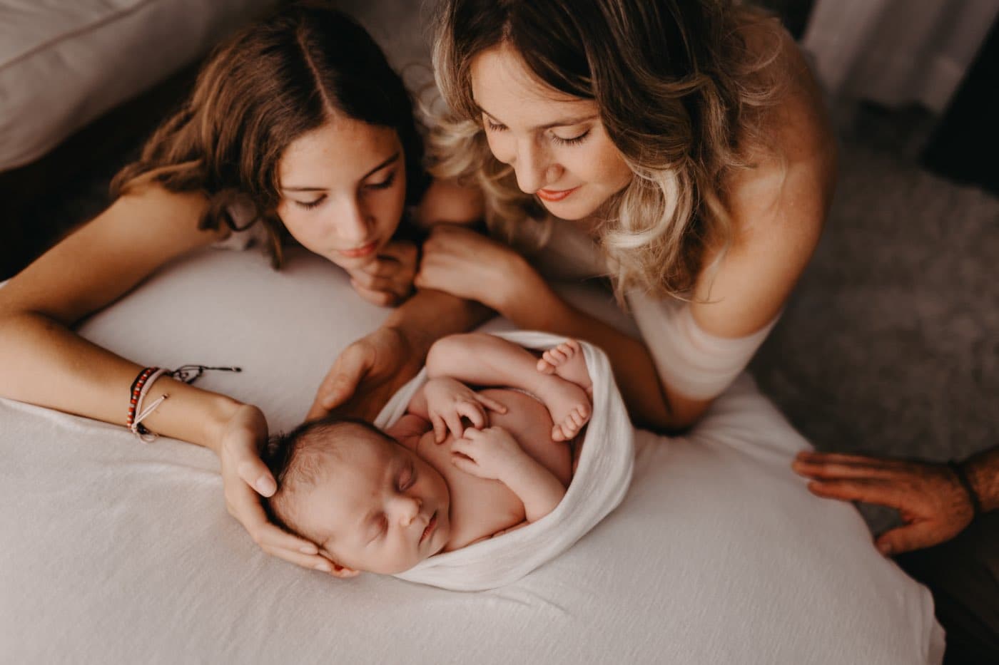 Famiglia con una neonata durante una sessione fotografica