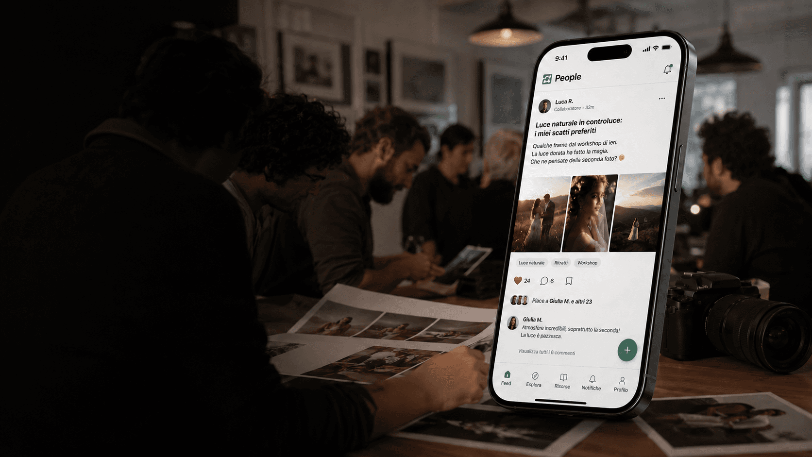 Fotografi durante un workshop con Bleero People aperto su smartphone