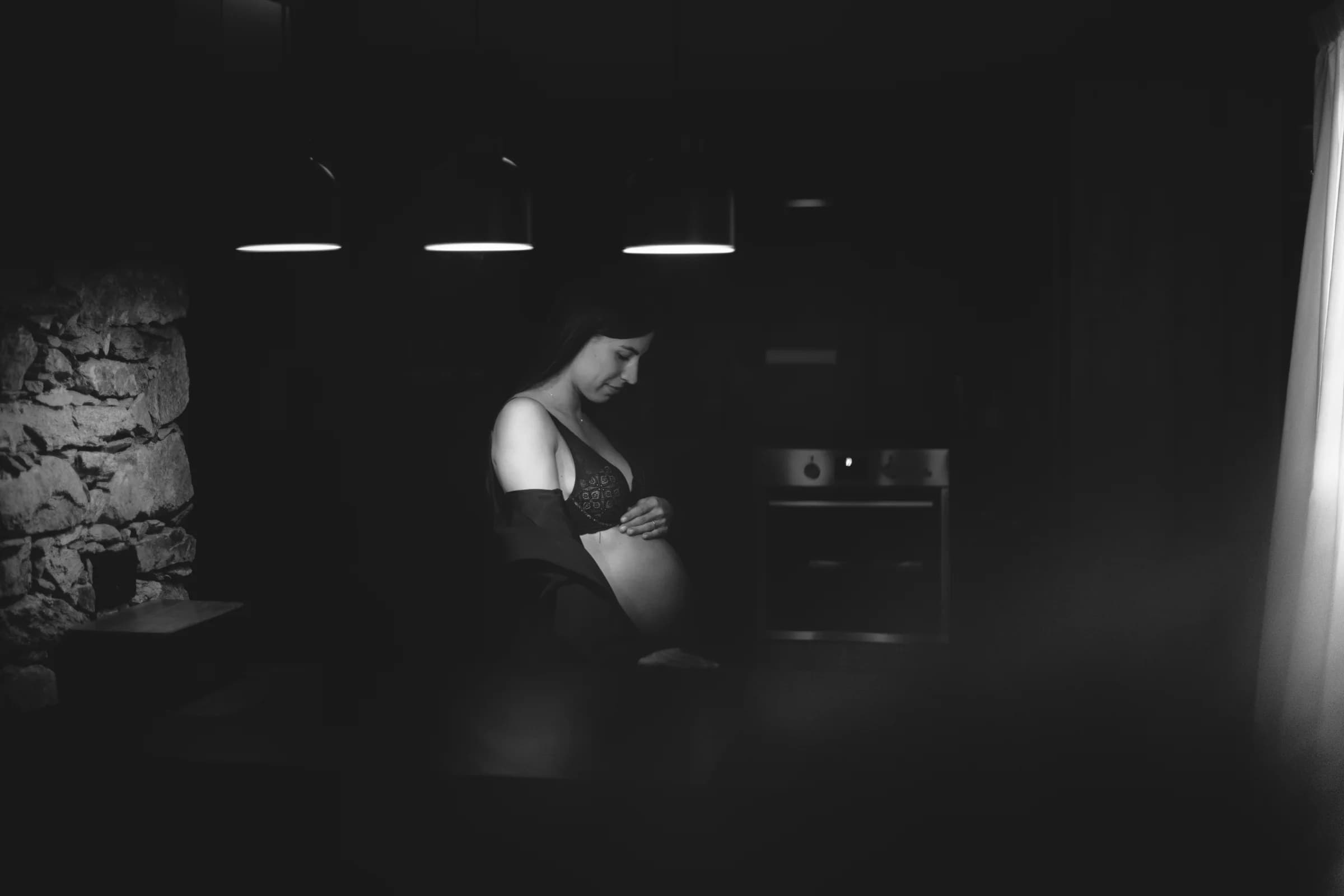 Ritratto editoriale Maternity in uno studio fotografico