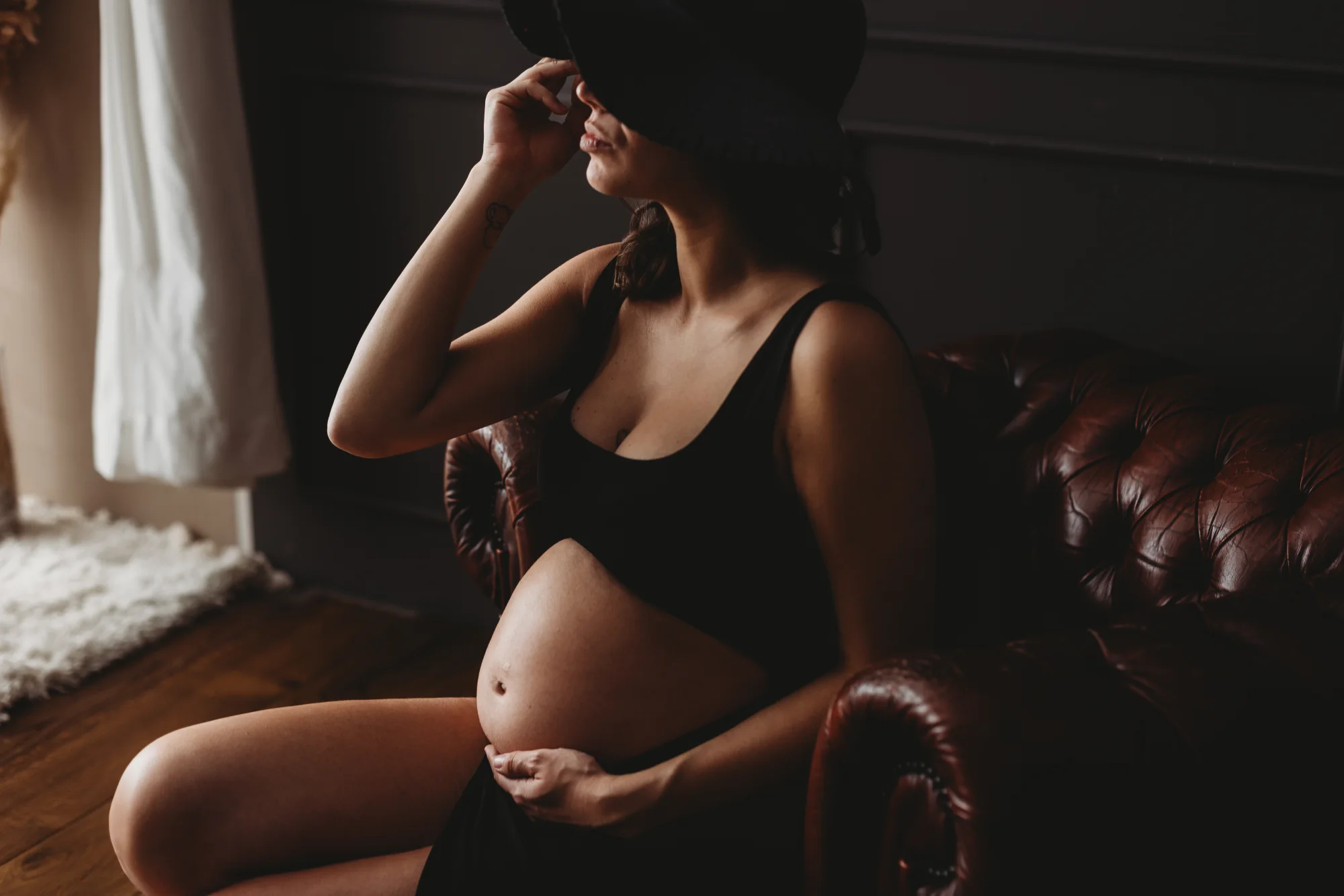 Ritratto maternity in studio con luce controllata