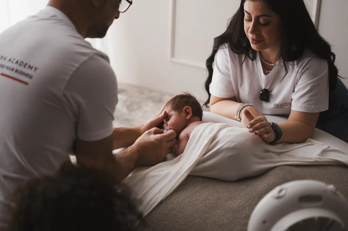 Mauro Aluffi e Angelica Casaccia lavorano insieme durante una sessione Newborn