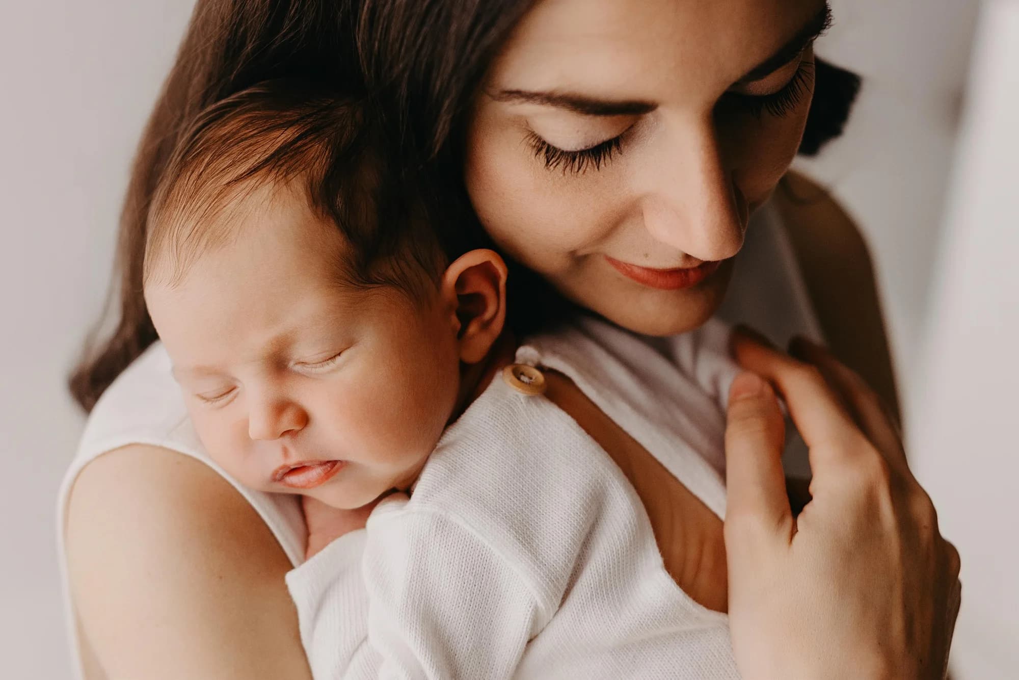 Madre con il suo bambino durante una sessione fotografica di famiglia
