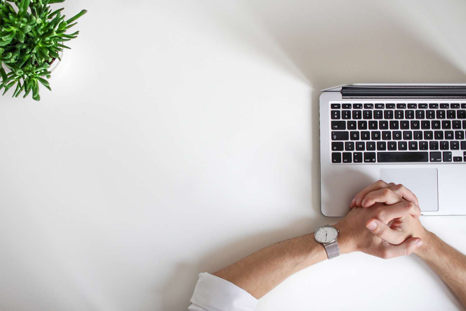 Professionista che pianifica le attività di marketing del proprio studio