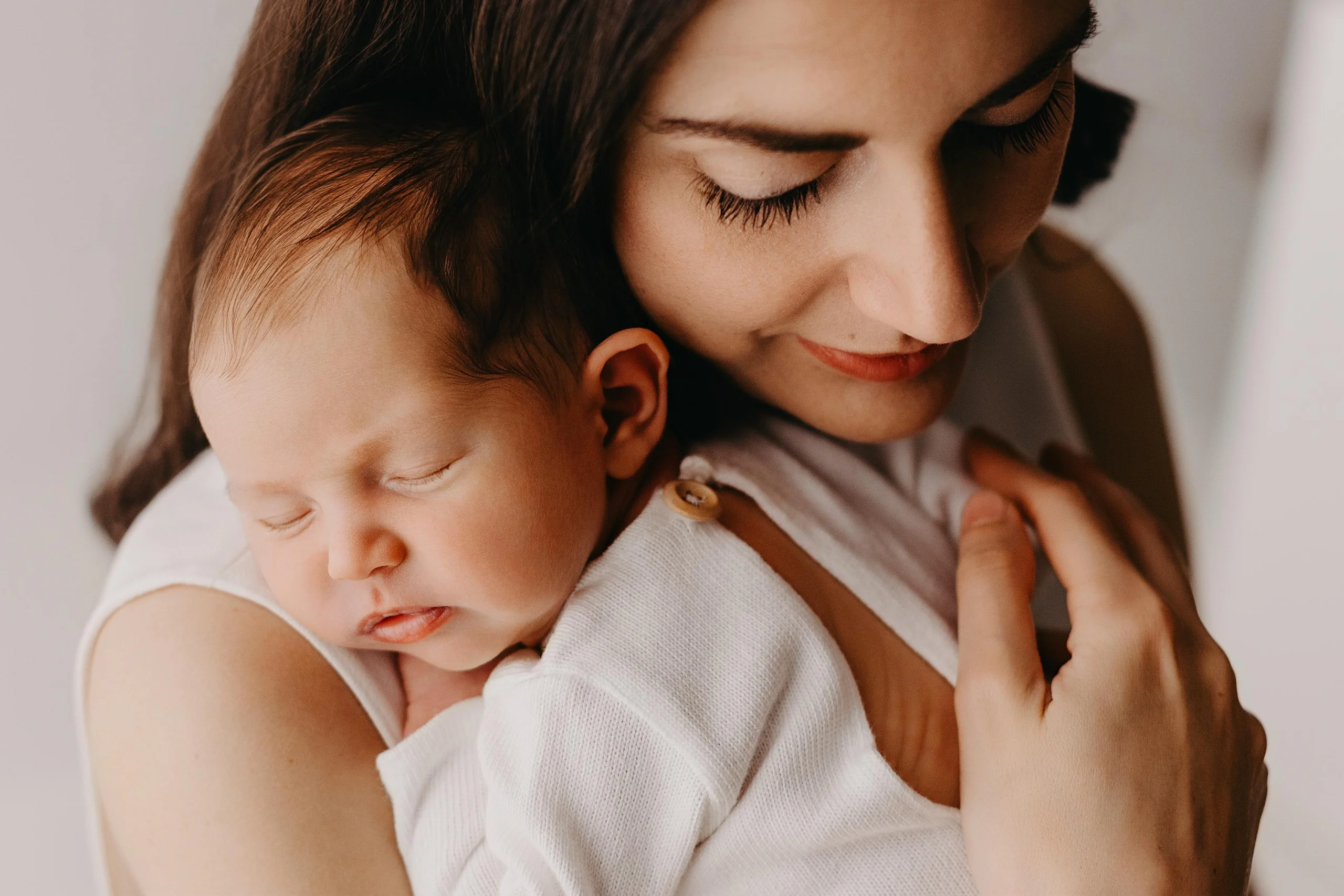Madre che abbraccia il suo neonato